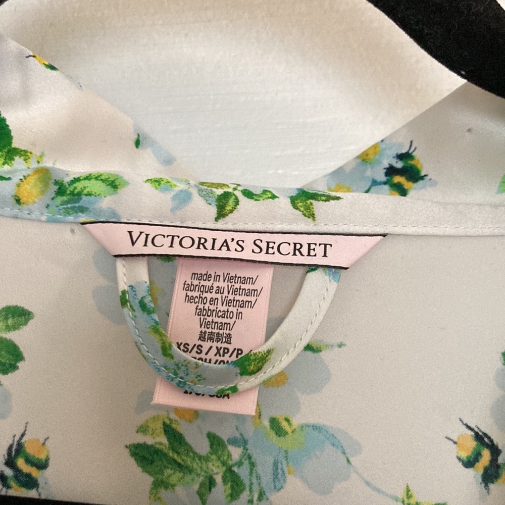 Victoria's Secret White Floral Satin Kimono Robe - Picture 2 of 4